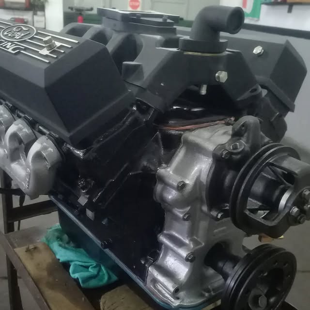 Motor Ford V8 restaurado, tapas de válvulas negras y bomba de agua pintada
